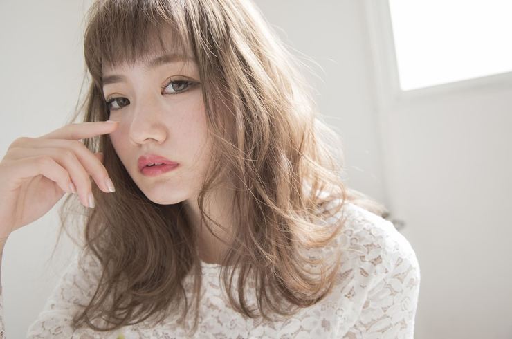 女性斜め下向いてる